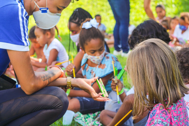 Saiba como ajudar as crianças atingidas pelas chuvas.