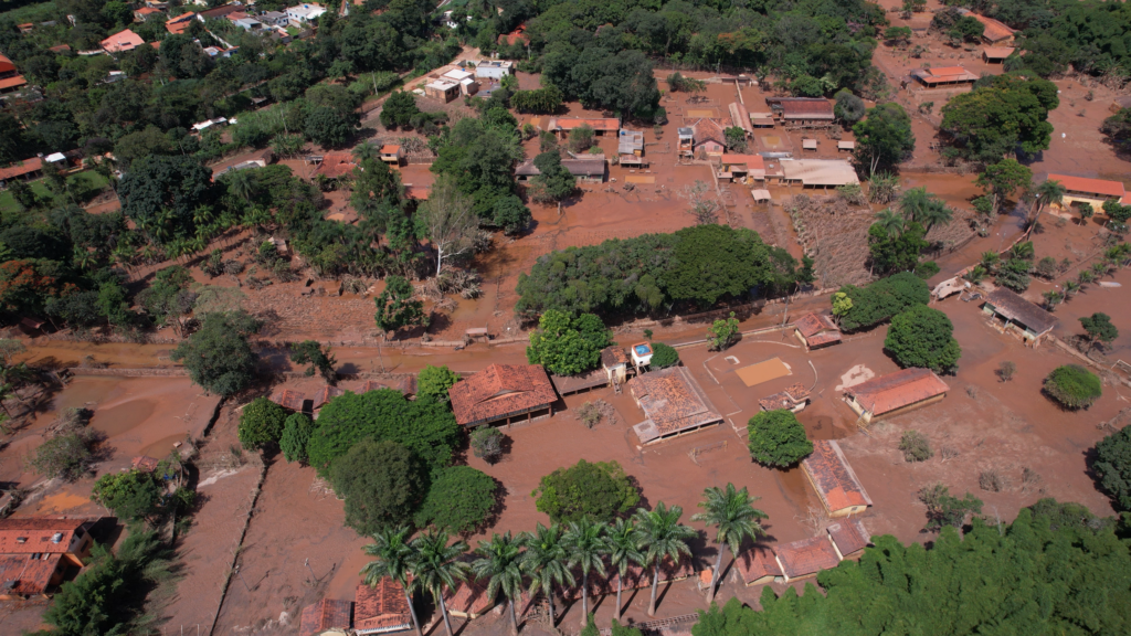 Projetos de reparação estão autorizados. Foto aérea da lama em Brumadinho