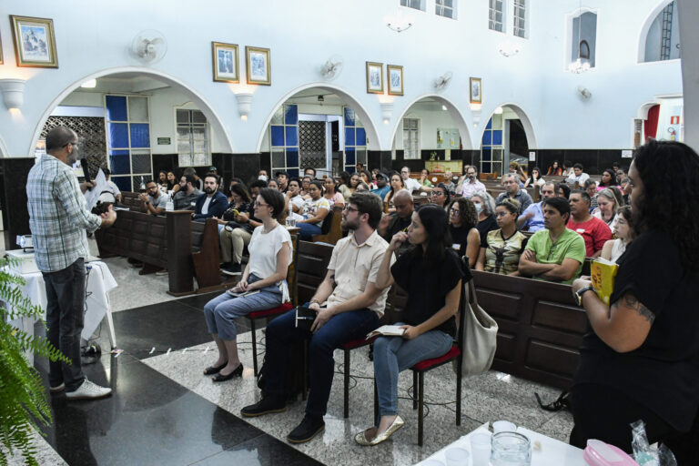 Compromitentes realizam reunião com população atingida de Brumadinho 
