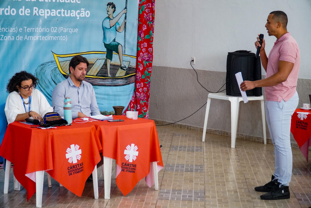 Cássio, de Ipaba, fala aos representantes do MPA. 