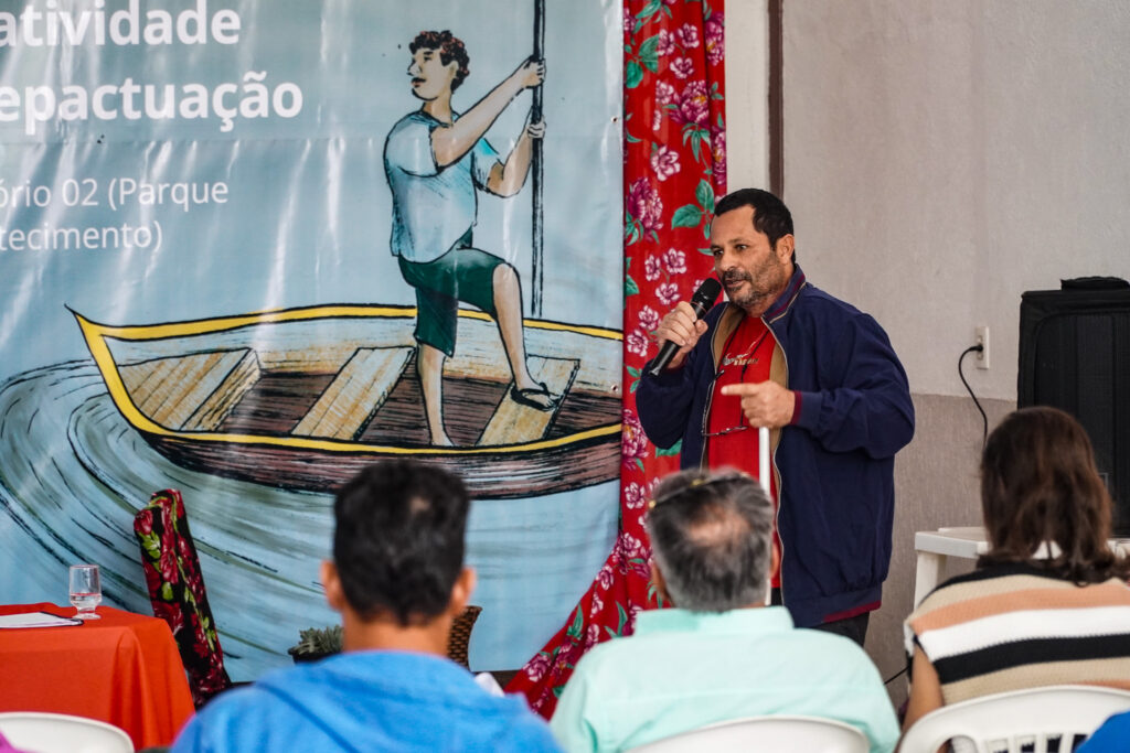 Renato, de Itueta, fala aos representantes do MPA. 