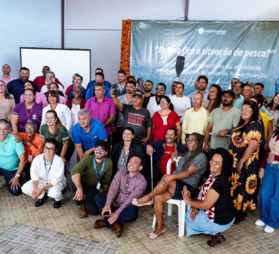 Atingidos e atingidas posam para foto ao final do evento em Timóteo/MG