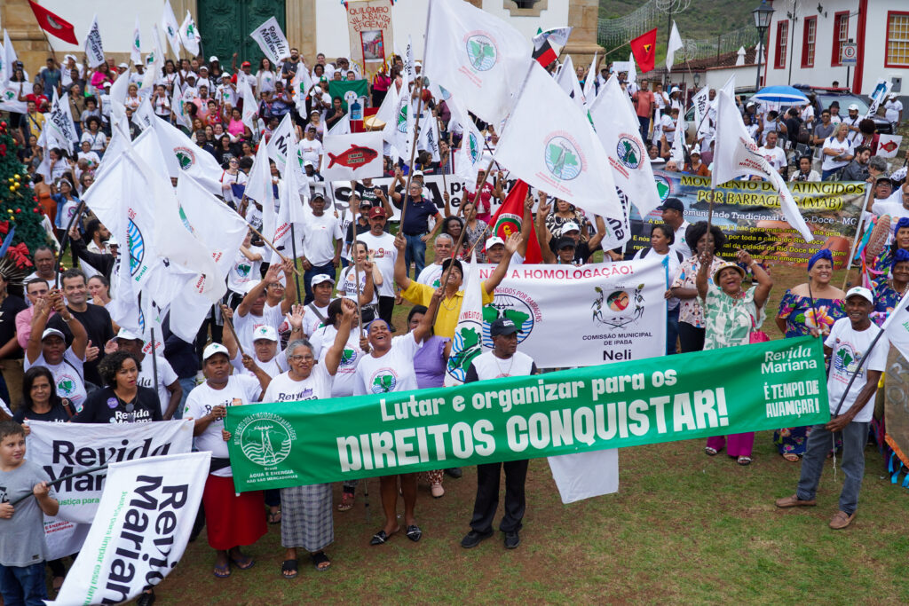 Pessoas atingidas fazem ato em Mariana (MG), na ocasião dos 9 anos do rompimento da barragem de Fundão.