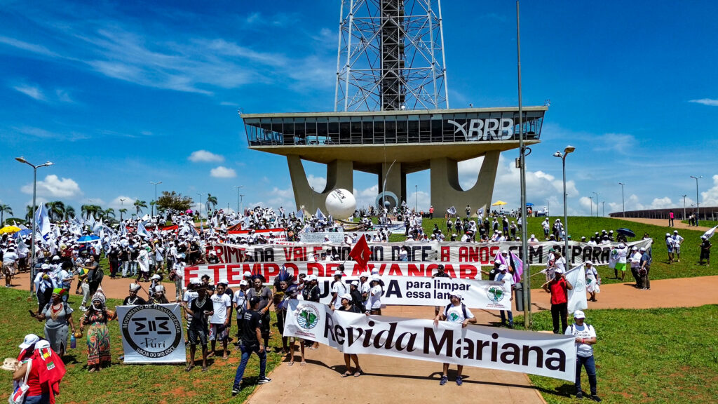 Pessoas atingidas fazem ato em Brasília.