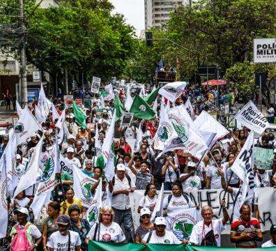 Atingidos com bandeiras e faixas ocupam ruas em Belo Horizonte, no dia 05 de novembro de 2025, data em que o rompimento da barragem de Fundão completa 10 anos.