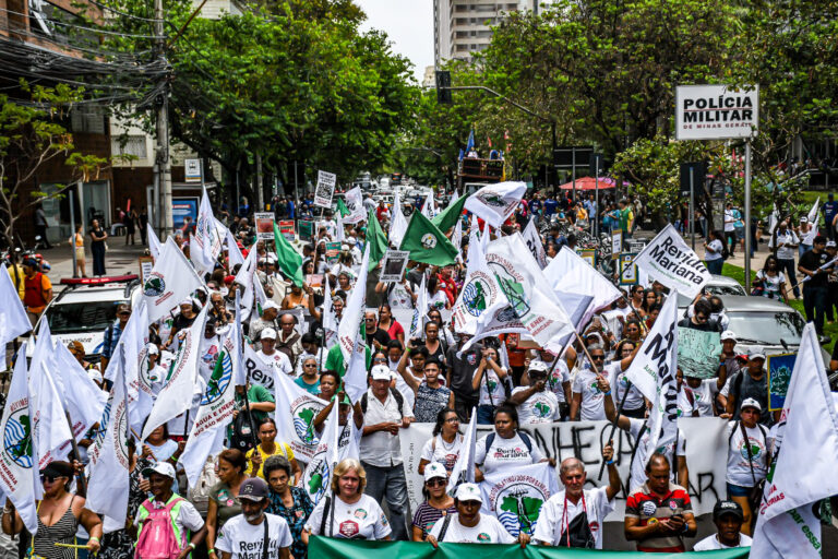 Atingidos com bandeiras e faixas ocupam ruas em Belo Horizonte, no dia 05 de novembro de 2025, data em que o rompimento da barragem de Fundão completa 10 anos.
